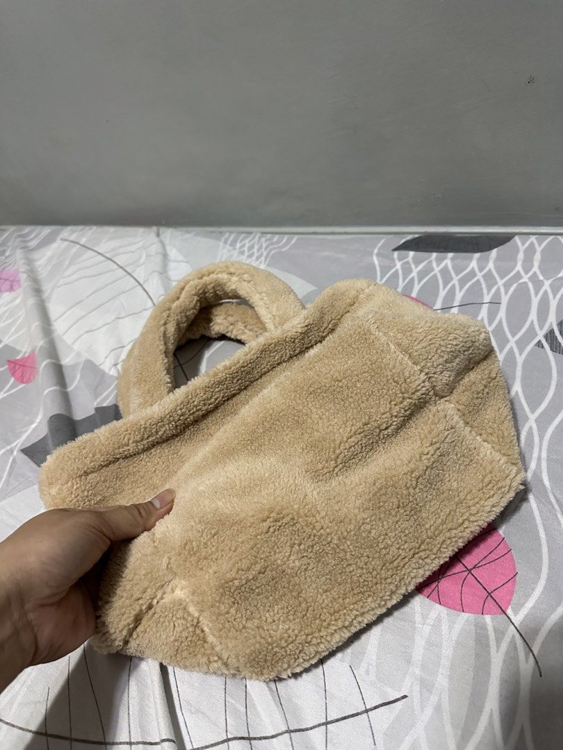 Prada beaute teddy sherpa mini tote bag (Category: Tote Bags) located in Baliuag. Submitted by katebartolo12 (Listing ID 1442071950, Image 3). Description: Gift with purchase .