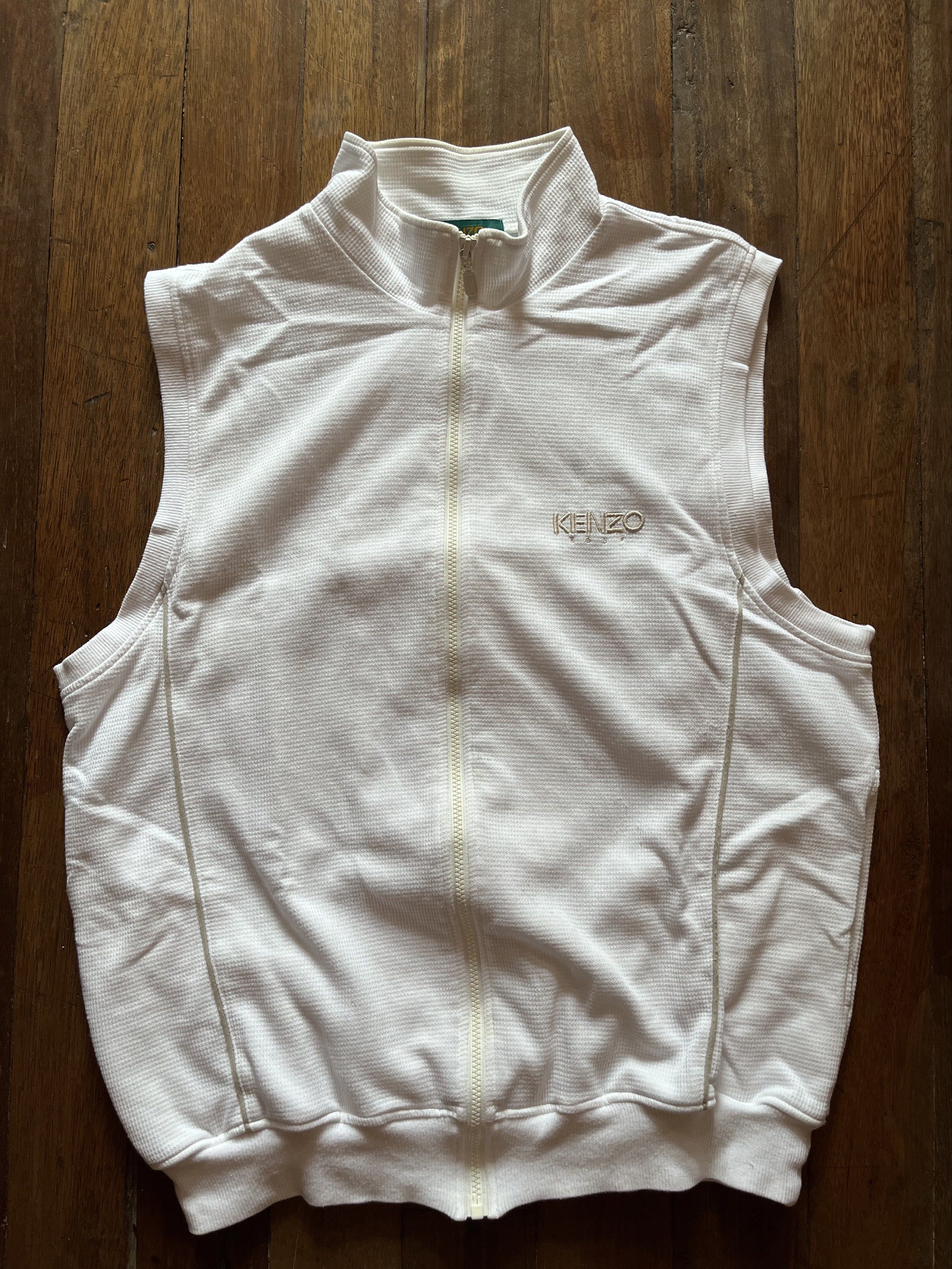 Rare Vintage Kenzo Golf White Vest (Category: Vests) located in Los Banos. Submitted by lootmeup (Listing ID 1442012156, Image 1). Description: Rare Vintage Kenzo Golf WhiteVest Made in Japan Solid condition Size: Width: 21 Length: 24 Mine P600.