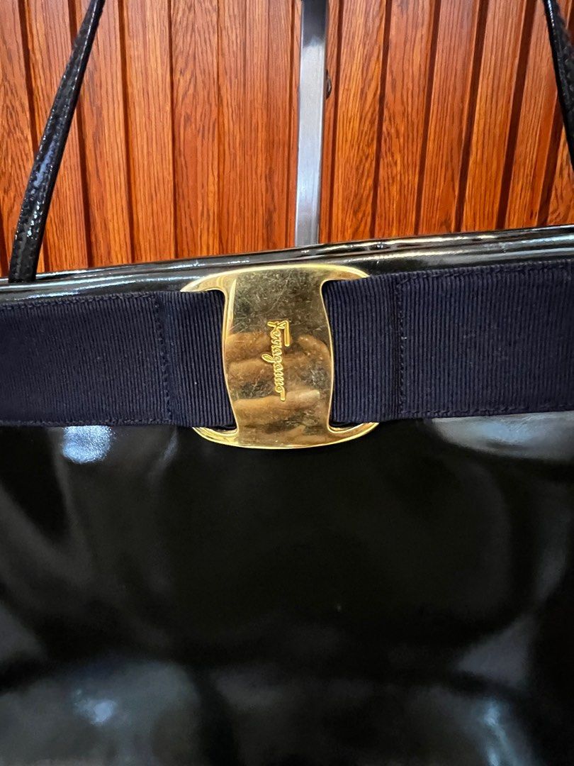 Salvatore Ferragamo (Category: Luxury Bags & Wallets) located in Mandaluyong City. Submitted by AvekLuxuriesPh2020 (Listing ID 1442063284, Image 3). Description: PreLoved Salvatore Ferregamo Sling/Clutch Bag.
