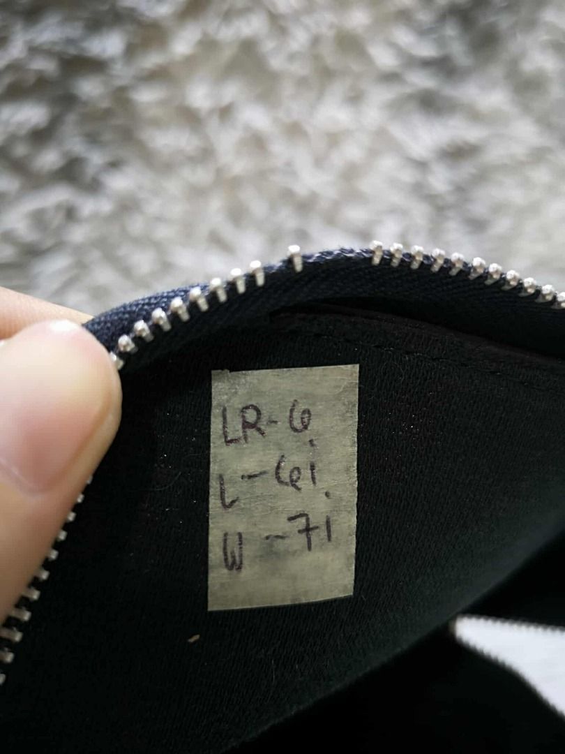 Silver Tone Zipper Leather Camera Bag (Category: Camera Bags & Carriers) located in Santa Cruz. Submitted by jmy_surplus.2 (Listing ID 1441992709, Image 3). Description: Size ; L - 6 W - 7 Color ; Black Type ; Camera Bag Brand ; No brand Material ; Leather Style ; Black Leather camera Bag LR 6 JMY 4 Batch #207.
