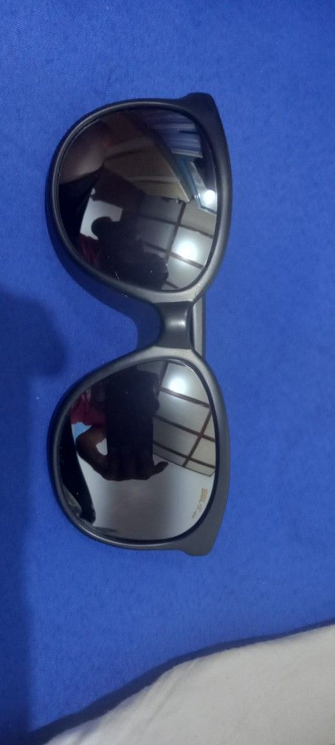 Smith Sunglasses Black Frame Mirrored Lenses (Category: Sunglasses & Eyewear) located in Manila. Submitted by fmpc7878 (Listing ID 1442077605, Image 1). Description: - Classic black Smith sunglasses - Mirrored lenses for a stylish look - Smith logo featured on arms and lens - Ideal for sunny days - Provides stylish eye protection AS IS USED CONDITION.