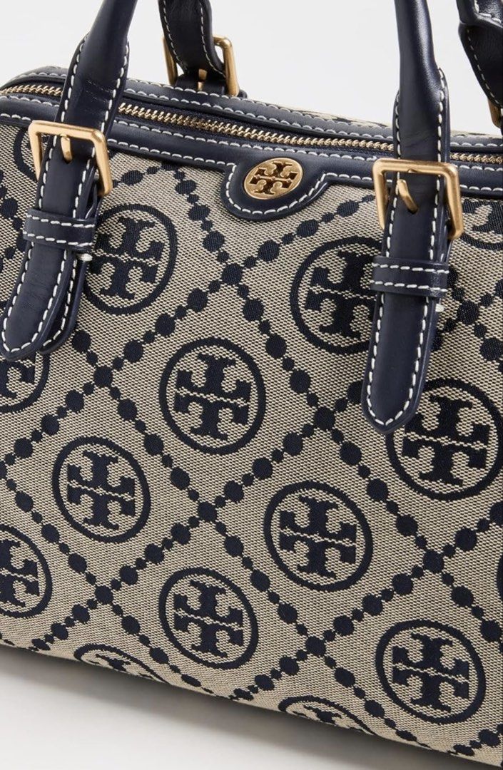 Tory Burch navy jacquard barrel bag (Category: Luxury Bags & Wallets) located in Cebu City. Submitted by forless.ph (Listing ID 1442138520, Image 2). Description: A Tory Burch shoulder bag with everyday potential, featuring a jacquard rendition of the label’s monogram and a structured barrel-style design. Tonal leather trim adds to the polished feel of this work-or-weekend bag. Moneyback guaranted! .
