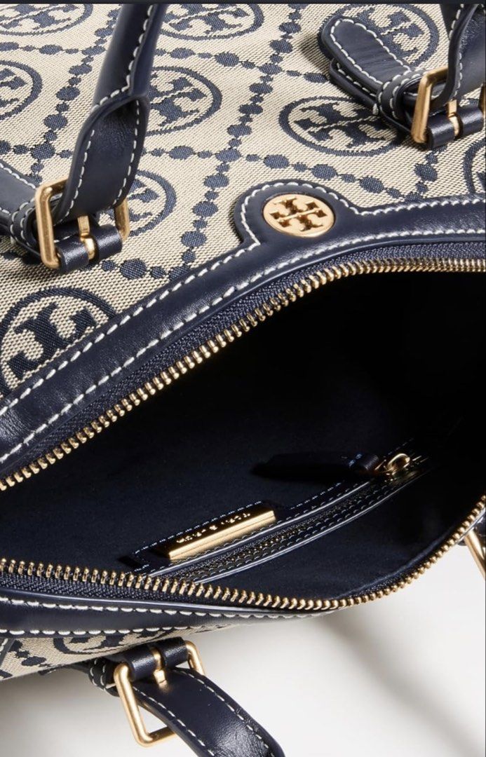 Tory Burch navy jacquard barrel bag (Category: Luxury Bags & Wallets) located in Cebu City. Submitted by forless.ph (Listing ID 1442138520, Image 3). Description: A Tory Burch shoulder bag with everyday potential, featuring a jacquard rendition of the label’s monogram and a structured barrel-style design. Tonal leather trim adds to the polished feel of this work-or-weekend bag. Moneyback guaranted! .
