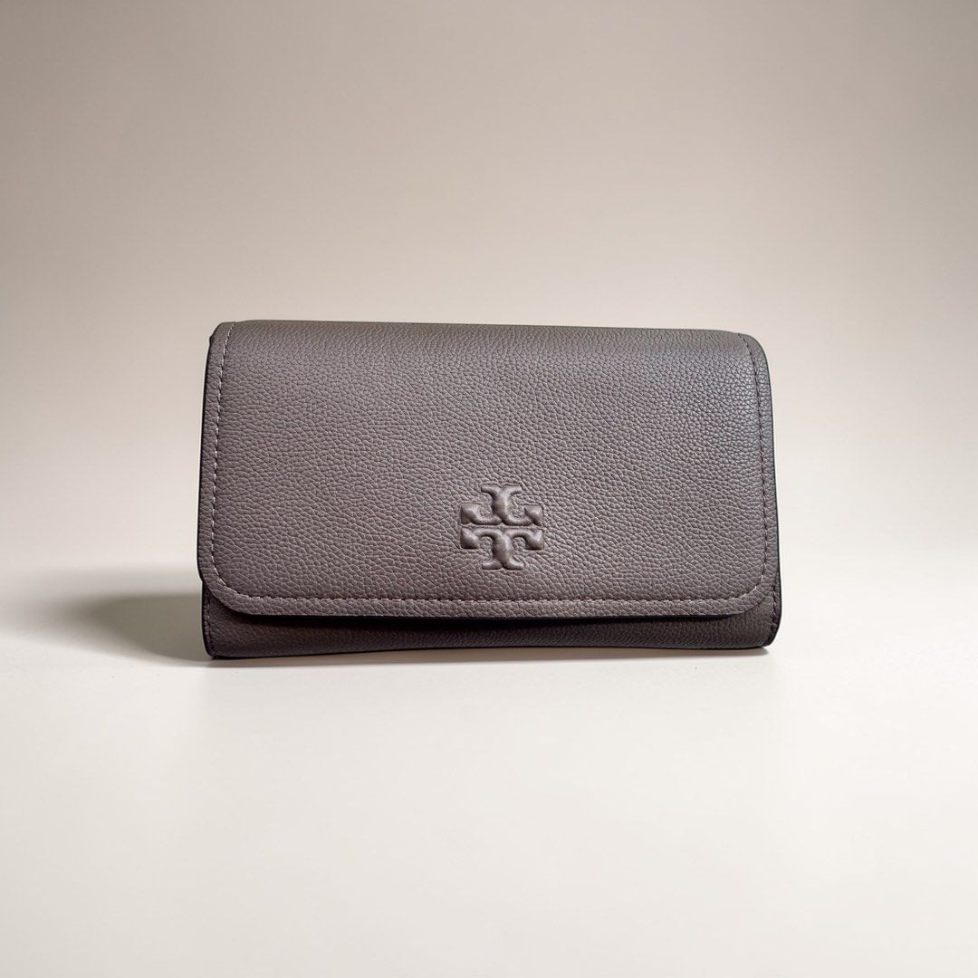 Tory Burch Wallet (Category: Luxury Bags & Wallets) located in Davao. Submitted by ishdy (Listing ID 1442081497, Image 1). Description: - Genuine Grey Tory Burch Wallet - Made of high-quality Leather - Secure snap closure - Convenient interior zip compartment - Includes a detachable strap for versatility - Brand new with original tags still attached.