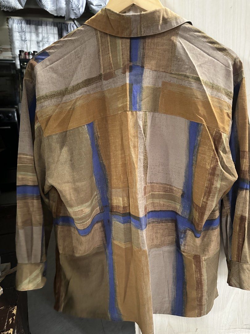 Vintage Abstract Print Button-Up Shirt (Category: Coats, Jackets and Outerwear) located in Valenzuela. Submitted by _minchin (Listing ID 1442109662, Image 2). Description: - Unique abstract print in earthy tones with blue accents - Long sleeves with button cuffs - Two convenient chest pockets - Classic button-up front - Ideal for achieving a stylish retro look -kulang 1 butones .