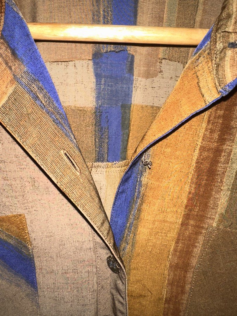 Vintage Abstract Print Button-Up Shirt (Category: Coats, Jackets and Outerwear) located in Valenzuela. Submitted by _minchin (Listing ID 1442109662, Image 3). Description: - Unique abstract print in earthy tones with blue accents - Long sleeves with button cuffs - Two convenient chest pockets - Classic button-up front - Ideal for achieving a stylish retro look -kulang 1 butones .