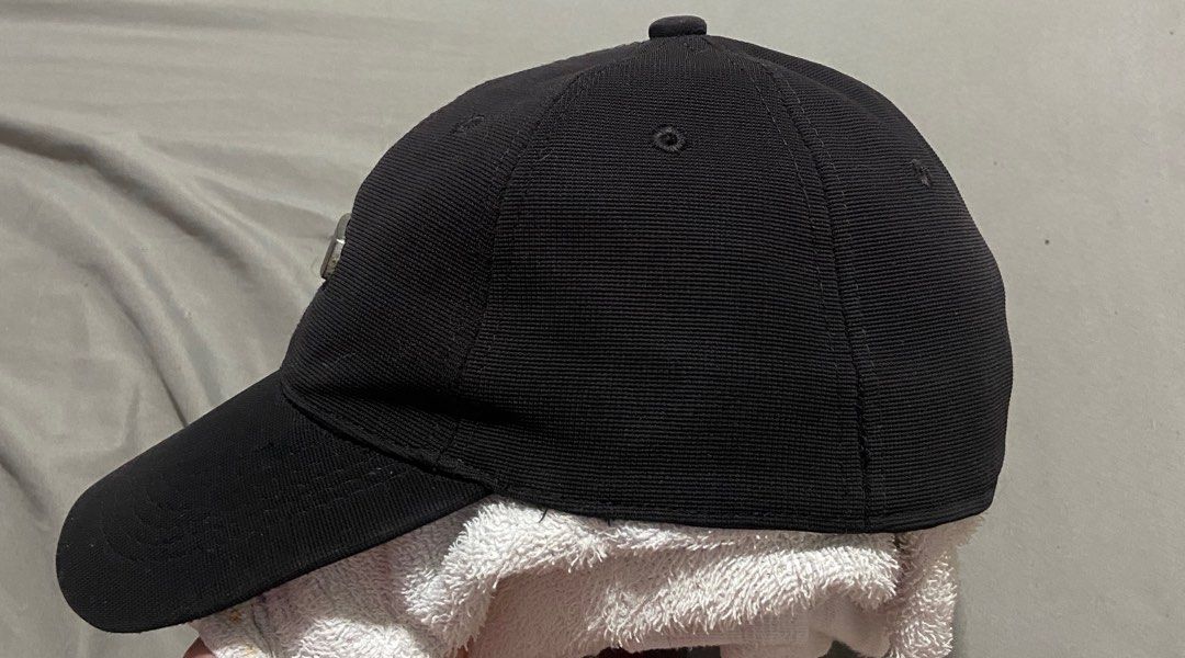 Vintage Oakley Flexfit Tincan Cap (Category: Caps & Hats) located in Angeles City. Submitted by bettyboop1k (Listing ID 1442082013, Image 3). Description: needs reshape -Clean Y2K sport aesthetic without trying too hard -Flexfit fit sits clean on head -Lowkey archive/gorpcore energy -Easy grab-and-go piece that upgrades simple outfits .