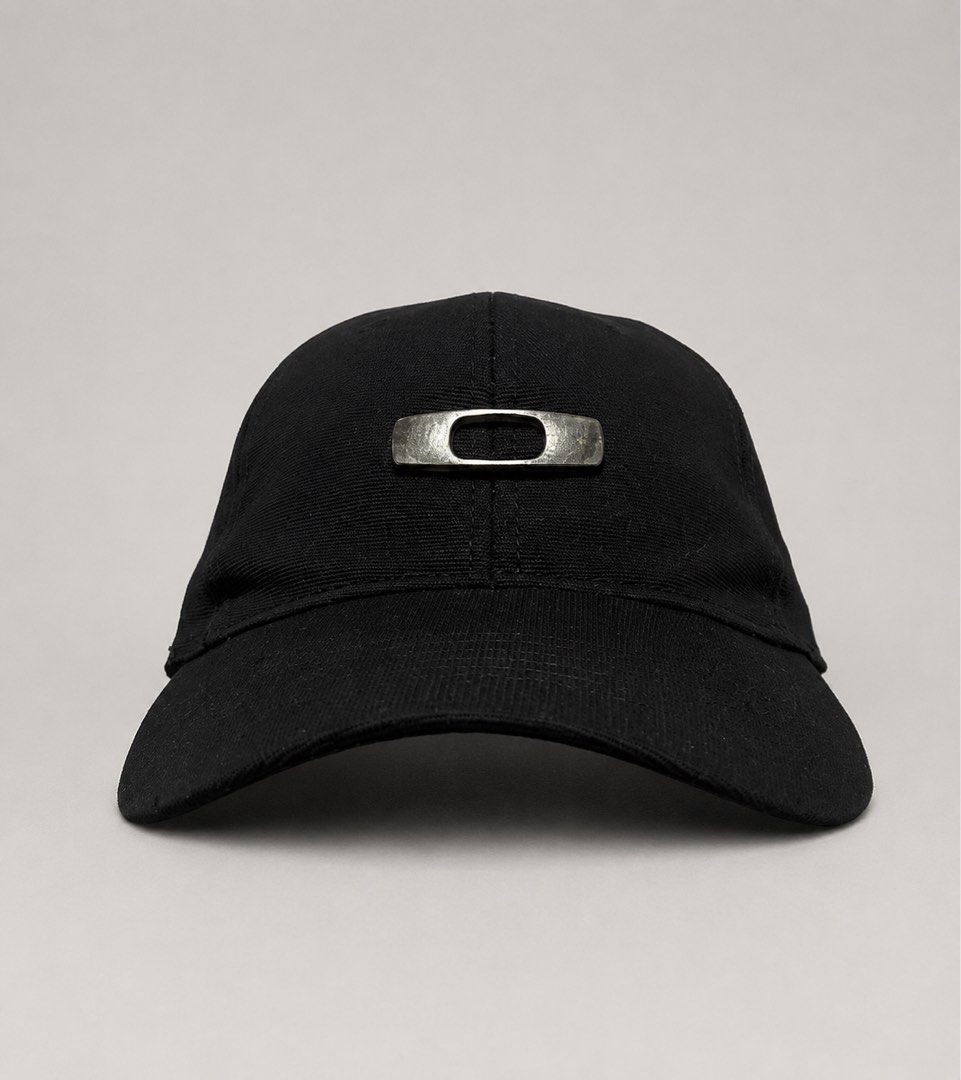 Vintage Oakley Flexfit Tincan Cap (Category: Caps & Hats) located in Angeles City. Submitted by bettyboop1k (Listing ID 1442082013, Image 1). Description: needs reshape -Clean Y2K sport aesthetic without trying too hard -Flexfit fit sits clean on head -Lowkey archive/gorpcore energy -Easy grab-and-go piece that upgrades simple outfits .