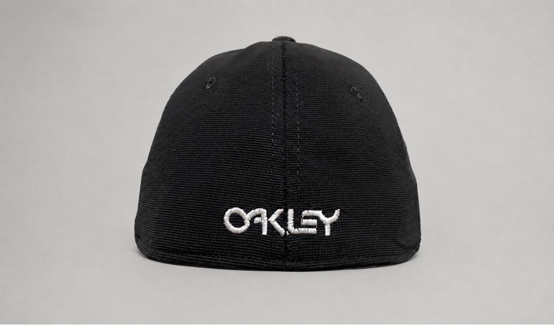 Vintage Oakley Flexfit Tincan Cap (Category: Caps & Hats) located in Angeles City. Submitted by bettyboop1k (Listing ID 1442082013, Image 2). Description: needs reshape -Clean Y2K sport aesthetic without trying too hard -Flexfit fit sits clean on head -Lowkey archive/gorpcore energy -Easy grab-and-go piece that upgrades simple outfits .