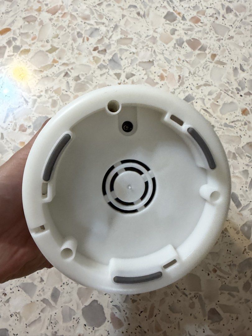 White Aroma Diffuser with Timer and Light Function (Category: Home Fragrance) located in Singapore. Submitted by emufuro (Listing ID 1442044984, Image 2). Description: - White aroma diffuser - Timer settings: 60, 180, 360 minutes, and ON mode - Light function included - Comes with original packaging - Suitable for any room in your home.