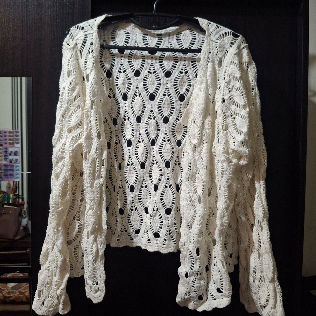 White Open-Front Chunky Crochet Cardigan (Category: Coats, Jackets and Outerwear) located in Valenzuela. Submitted by meow_zz (Listing ID 1442080005, Image 3). Description: size: s-m.