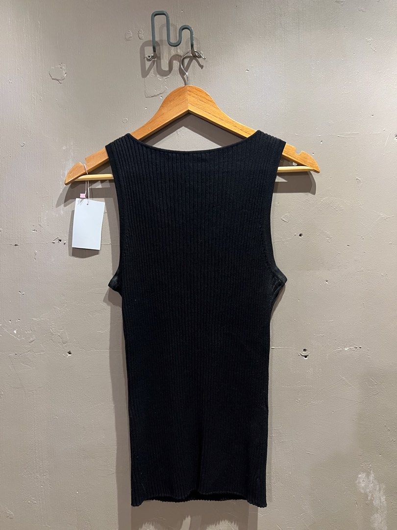 Y2K Belldin Ribbed Sleeveless Top (Category: Sleeveless) located in Lucena. Submitted by latefinds (Listing ID 1442147922, Image 2). Description: .
