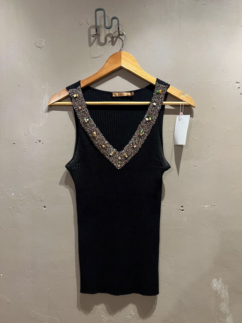 Y2K Belldin Ribbed Sleeveless Top (Category: Sleeveless) located in Lucena. Submitted by latefinds (Listing ID 1442147922, Image 1). Description: .