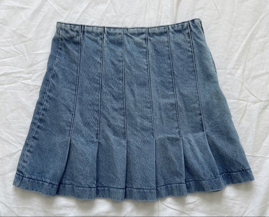Zara Denim Pleated Mini Skirt (Category: Skirts) located in Cabanatuan. Submitted by scrlttt (Listing ID 1442071147, Image 1). Description: - Zara light wash denim skirt - Pleated design all around - Elasticated waistband for comfort - Made in Turkey - Ideal for casual wear.