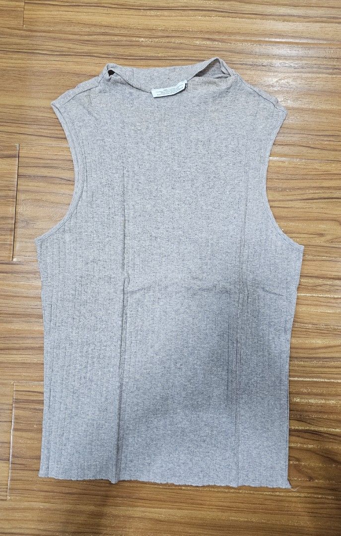 Zara Grey Ribbed Mock Neck Sleeveless Top (Category: Sleeveless) located in Caloocan City. Submitted by jadorearchive (Listing ID 1442092352, Image 1). Description: - Grey ribbed sleeveless top - Mock neck style - Soft and stretchy material - size S.