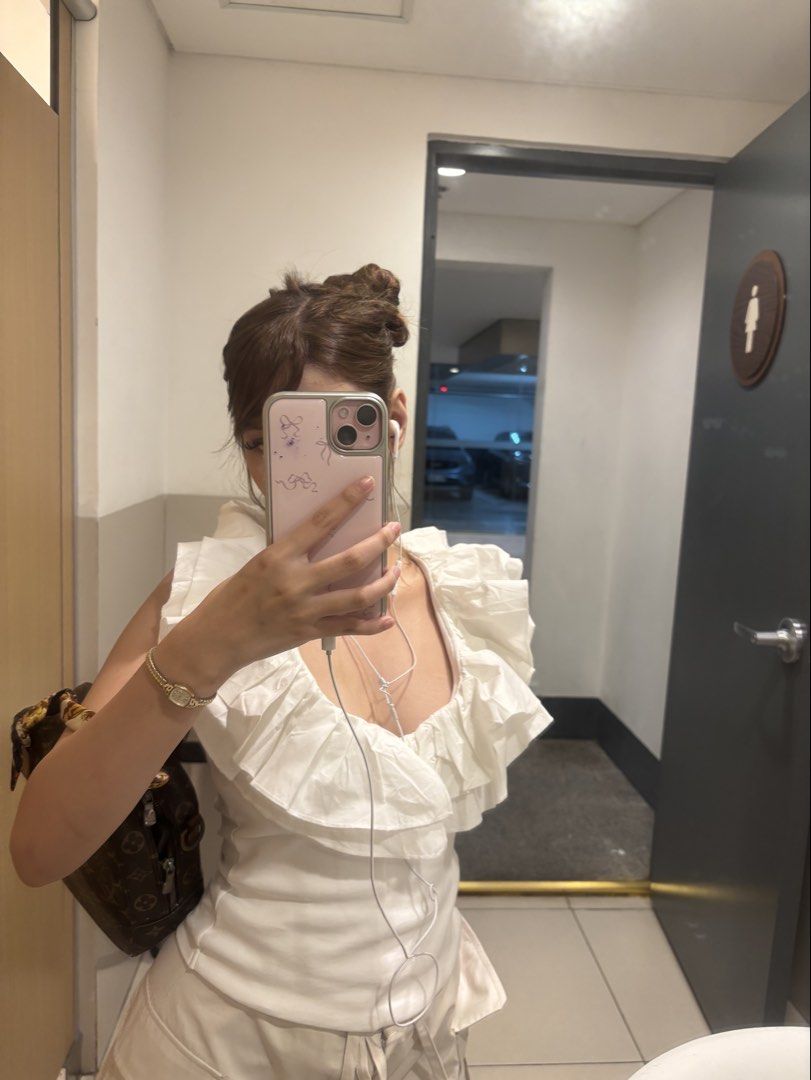 ZARA White v-Neck Pierrot Top (Category: Shirts) located in Makati City. Submitted by mimi.favell (Listing ID 1442147774, Image 3). Description: Like new wore once, no flaws whatsoever. Dm for more photos& Infos<3.