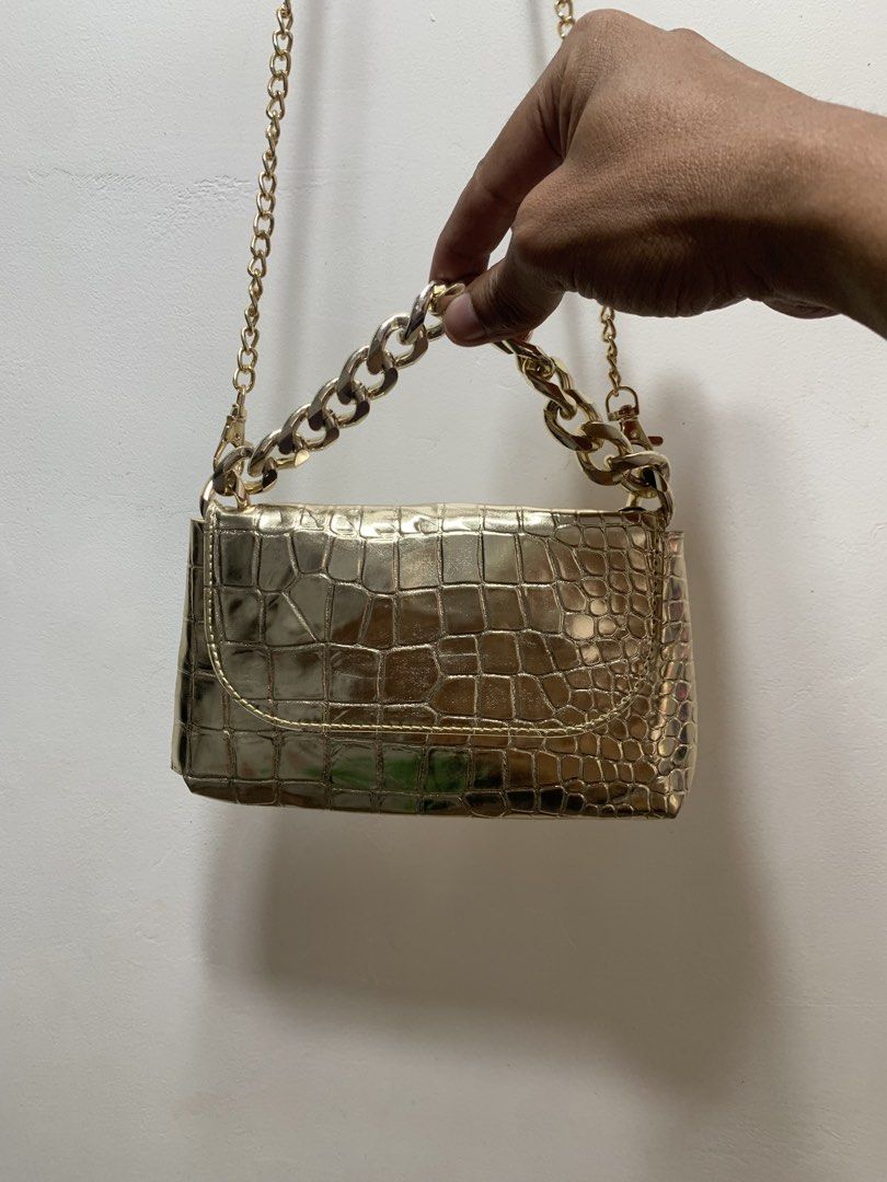 ALDO | mini purse / chain bag 2-1 (Category: Luxury Bags & Wallets) located in Cebu City. Submitted by rarathriftedcb (Listing ID 1442181748, Image 3). Description: ALDO ✅ Glamverse Mini purse Chain bag 2-1 Sling / hand carry Dimensions: Length 4.5 Width 7.5 Metallic gold Snakeskin pattern Magnetic lock 🧲 980pesos + sf 100 Location : Cebu city Page : Rara thrifted Jnt nationwide Message us 📩.