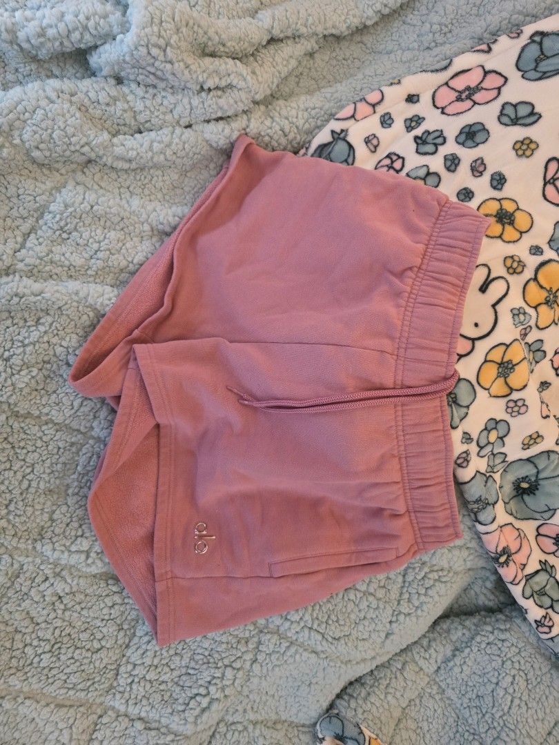 Alo Yoga Sweat Shorts - Dusty Rose (Category: Activewear) located in Singapore. Submitted by danielleeeeee (Listing ID 1442166175, Image 2). Description: - Alo Yoga sweat shorts - Dusty rose color - Elastic waistband with drawstring - Two side pockets - Soft, comfortable material - Ideal for lounging or light workouts.