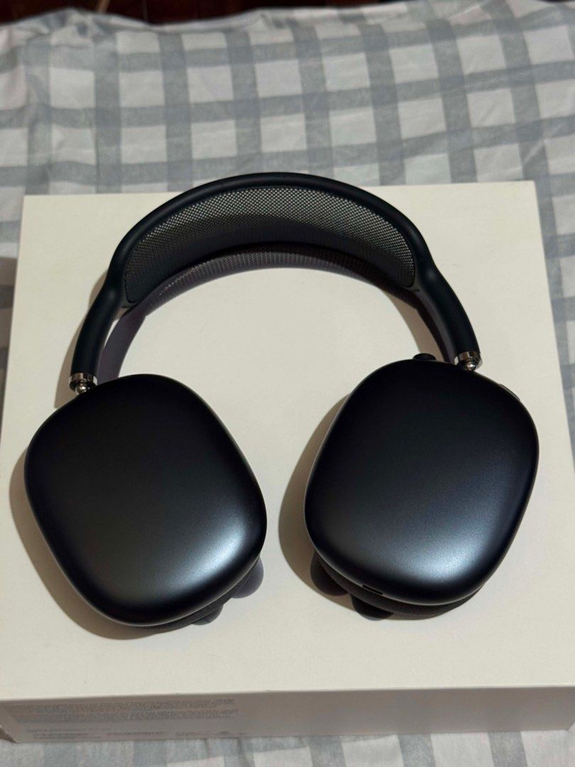 Apple AirPods Max USB-C (Midnight) 🎧 (Category: Headphones & Headsets) located in Binan City. Submitted by kkkcamsss (Listing ID 1442180559, Image 2). Description: • Model A3184 (USB-C Version) • Purchased in 2025 (SRP: ₱35,000) • Used only once, like new condition • Complete with original box and USB-C charging cable • 100% working, no issues 🎁 Free Case included RFS: Switching to Starlight color..