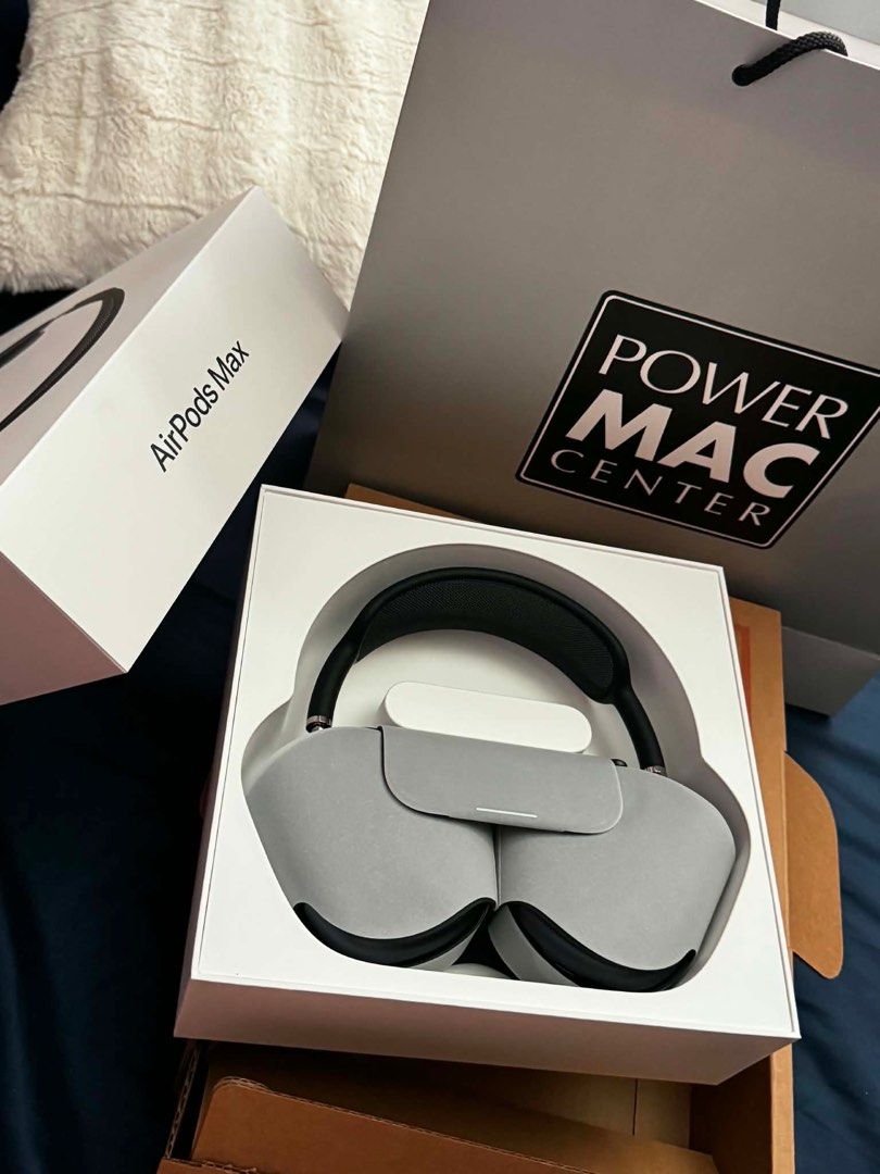 Apple AirPods Max USB-C (Midnight) 🎧 (Category: Headphones & Headsets) located in Binan City. Submitted by kkkcamsss (Listing ID 1442180559, Image 1). Description: • Model A3184 (USB-C Version) • Purchased in 2025 (SRP: ₱35,000) • Used only once, like new condition • Complete with original box and USB-C charging cable • 100% working, no issues 🎁 Free Case included RFS: Switching to Starlight color..