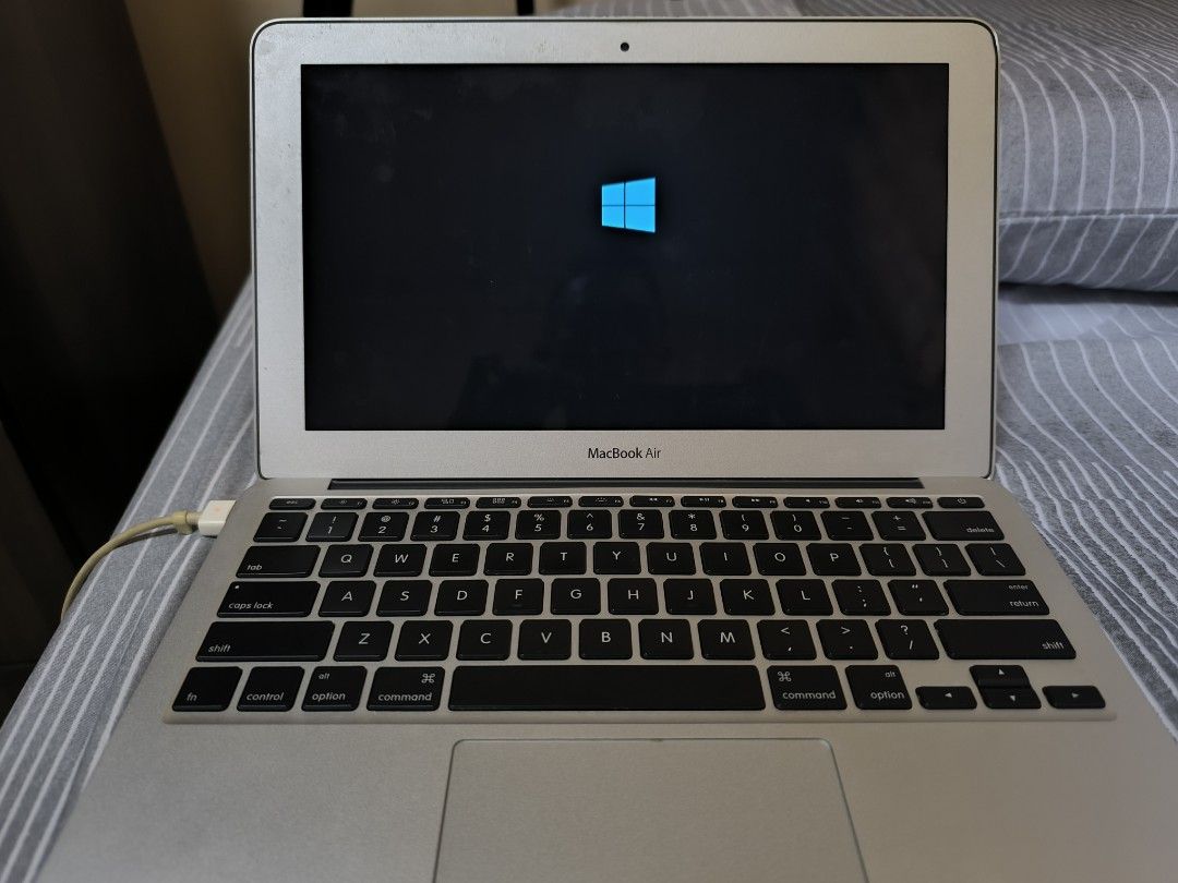 Apple MacBook Air 11 inch with Windows 10 Installed