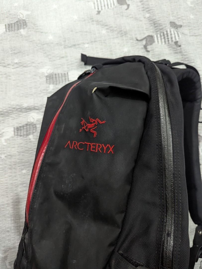 Arc'teryx Arro 22 (Category: Backpacks) located in Antipolo. Submitted by bentakahitanoano (Listing ID 1442226178, Image 3). Description: Surface scuffs and signs of use across exterior Zippers and straps are fully functional Condition 5 out of 10 but still wearable The Arc'teryx Arro 22 is a cult-favorite everyday pack known for its distinct style, tough materials, and ergonomic fit. Designed for both urban commutes and light outdoor use, it fea
