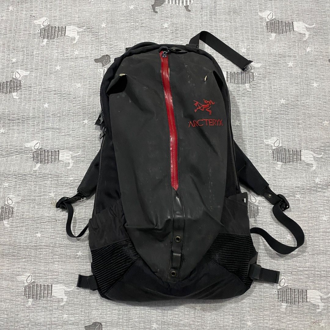 Arc'teryx Arro 22 (Category: Backpacks) located in Antipolo. Submitted by bentakahitanoano (Listing ID 1442226178, Image 1). Description: Surface scuffs and signs of use across exterior Zippers and straps are fully functional Condition 5 out of 10 but still wearable The Arc'teryx Arro 22 is a cult-favorite everyday pack known for its distinct style, tough materials, and ergonomic fit. Designed for both urban commutes and light outdoor use, it fea