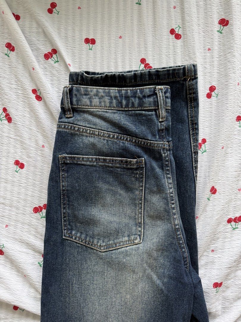 baggy jeans blue denim pants (Category: Jeans) located in Manila. Submitted by boksung (Listing ID 1442162941, Image 2). Description: - on tag: us 25 / eu 36 - baggy fit - see last photo for styling .