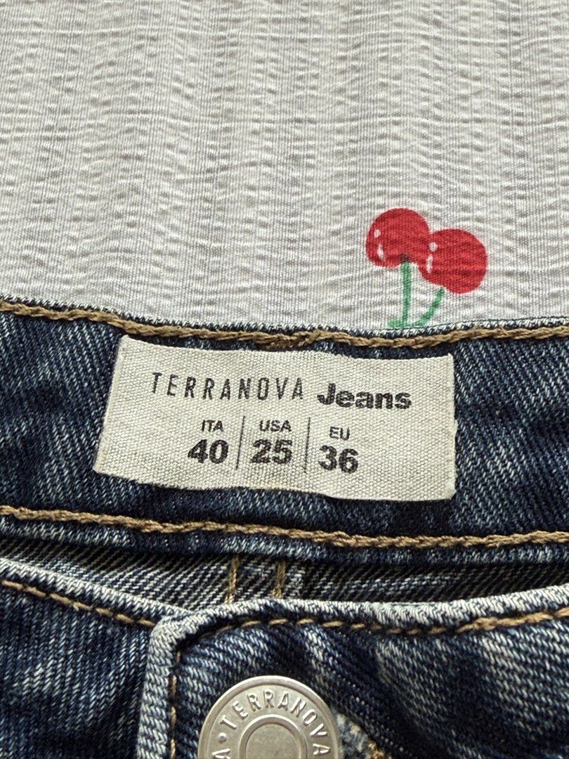 baggy jeans blue denim pants (Category: Jeans) located in Manila. Submitted by boksung (Listing ID 1442162941, Image 3). Description: - on tag: us 25 / eu 36 - baggy fit - see last photo for styling .