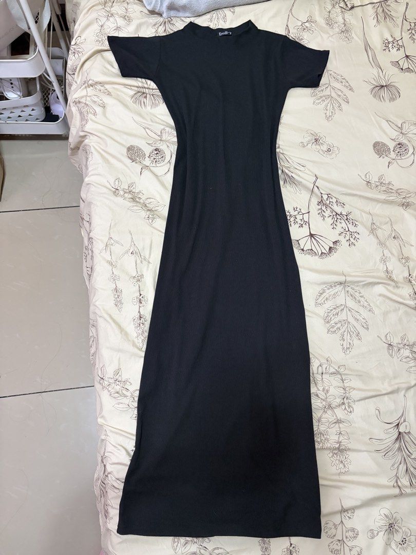 Basic Black Ribbed Maxi Long Bodycon Fitted Dress (Category: Dresses) located in Bambang. Submitted by gigisells_ (Listing ID 1442280473, Image 2). Description: xs-m used a few times only .