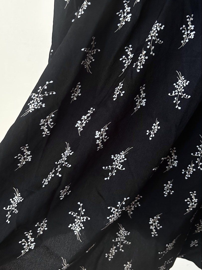 Black Floral Dress (Category: Dresses) located in Miagao. Submitted by mjhandpicked (Listing ID 1442343521, Image 2). Description: Floral Sleeveless Dress Color: Black with White floral print Size: EU38 (can fit S-M; check dimensions) Length: 37in Width: 17in Waistline: 26in-38in (elastic waist) Condition+Color: 10/10 ***love the minimal simple print and color as well; it will be perf for casual outings or even as an office outfit😁; can style wi