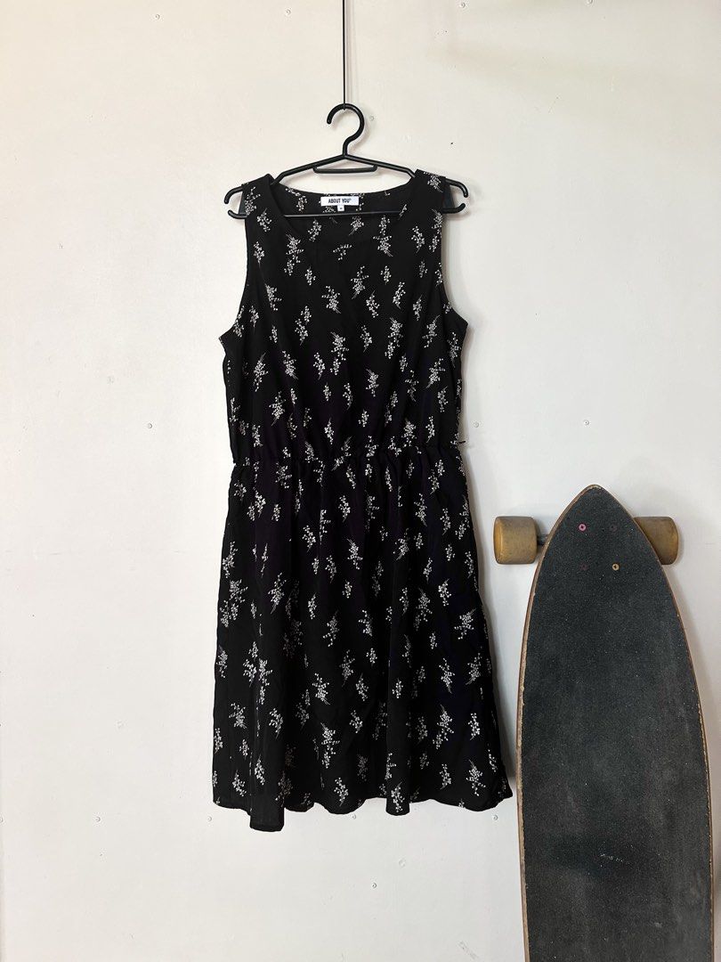 Black Floral Dress (Category: Dresses) located in Miagao. Submitted by mjhandpicked (Listing ID 1442343521, Image 1). Description: Floral Sleeveless Dress Color: Black with White floral print Size: EU38 (can fit S-M; check dimensions) Length: 37in Width: 17in Waistline: 26in-38in (elastic waist) Condition+Color: 10/10 ***love the minimal simple print and color as well; it will be perf for casual outings or even as an office outfit😁; can style wi