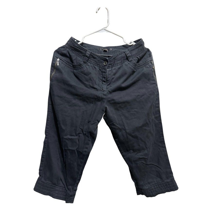 Black Mid-Rise Cropped Capri Pants (Category: Other Bottoms) located in Manila. Submitted by declutterrrawr (Listing ID 1442309952, Image 1). Description: Waist Size: 26-28 inches RFS: Decluttering.