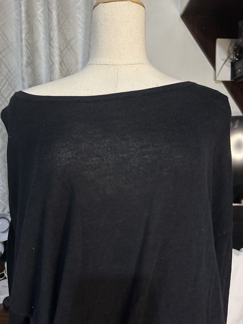 Black Semi See Through Long Sleeves Top (Category: Longsleeves) located in Caloocan City. Submitted by 444keeps (Listing ID 1442294629, Image 2). Description: Stretched Neckline, Breathable, and super comfy! Size S-L .