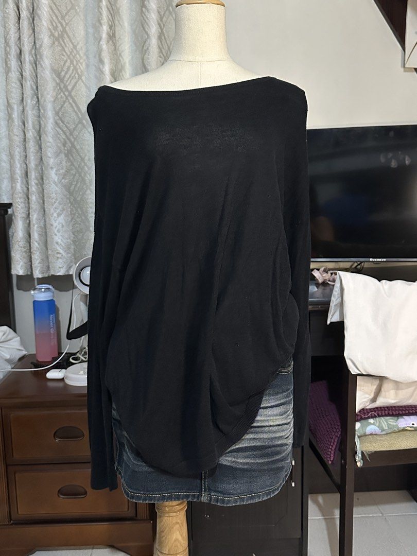 Black Semi See Through Long Sleeves Top (Category: Longsleeves) located in Caloocan City. Submitted by 444keeps (Listing ID 1442294629, Image 1). Description: Stretched Neckline, Breathable, and super comfy! Size S-L .