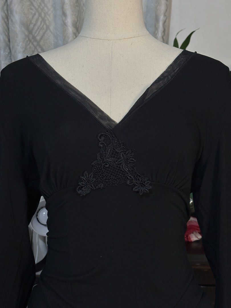 Black V-Neck Stretchy Long Sleeves Top (Category: Longsleeves) located in Caloocan City. Submitted by 444keeps (Listing ID 1442296086, Image 2). Description: Very flattering sa body! Size L-XL.