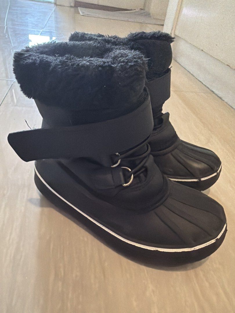 Black Winter Snow Boots with Fur Lining (Category: Babies & Kids Fashion) located in Pasig City. Submitted by shop4seconds_2026 (Listing ID 1442188607, Image 2). Description: - Waterproof lower half to keep feet dry. - Soft, furry lining for ultimate warmth. - Easy on/off with velcro straps and laces. - Ideal for snow, cold weather, and outdoor adventures. - Keeps little feet cozy and protected. Size 11.