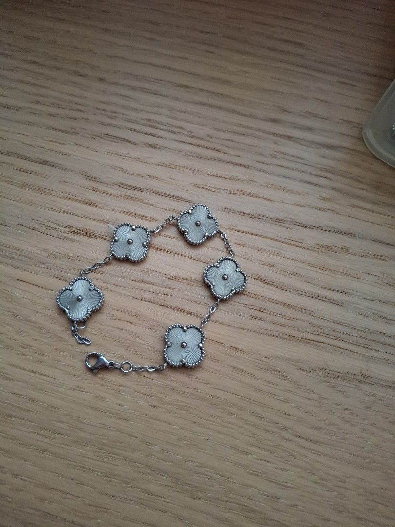 Bracelets (Category: Bracelets) located in Singapore. Submitted by gummiebearr (Listing ID 1442212513, Image 2). Description: Selling this Bracelet Lightly used 17cm.