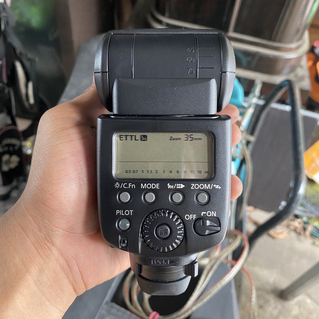 Canon Speedlite 580EX II (Category: Flashes) located in San Fernando. Submitted by thethriftwardrobe.ph (Listing ID 1442315514, Image 2). Description: Canon Speedlite 580EX II With original canon bag No batts included 7500 nego.