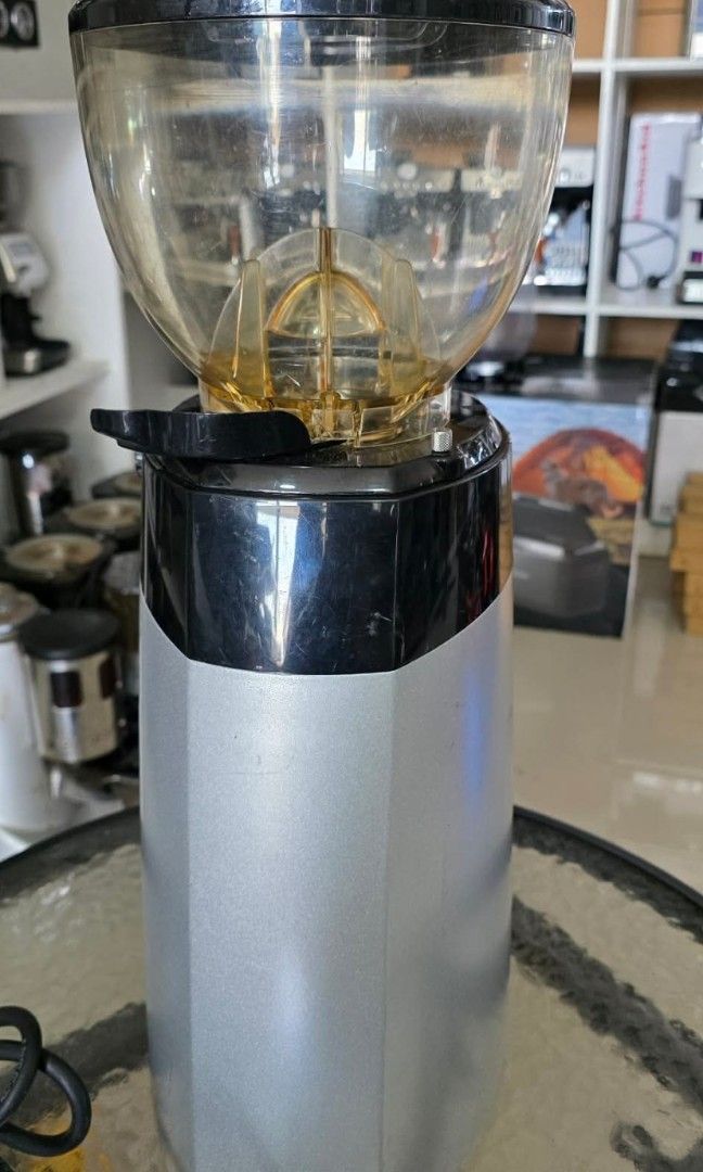 Casadio ENEA OD Automatic Coffee grinder (Category: Coffee Machines & Makers) located in Bulacan. Submitted by iamvanillapeach (Listing ID 1442204600, Image 3). Description: Issue minor crack sa hopper doesn't affect performance..