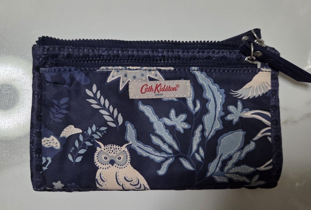 Cath Kidston 動物圖案銀包 （分類：銀包、卡片套）位於 Hong Kong。 由 vivian12987 提交（商品編號 1442279420，圖片 1）。簡介： Cath Kidston 嘅銀包仔，藍色底有貓頭鷹同植物圖案。有兩個拉鏈位，可以放散紙或者卡。後面係另一款花紋，有暗花。細細個好方便帶出街。。