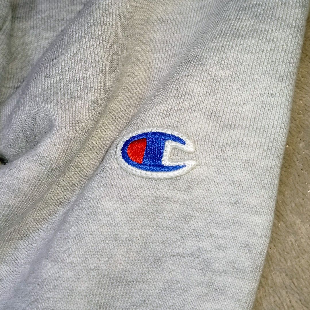 Champion Crewneck Sweatshirt (Category: Coats, Jackets and Outerwear) located in Baguio. Submitted by dee_jae1 (Listing ID 1442268740, Image 2). Description: .