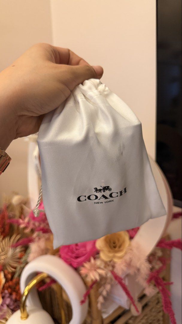 Coach bifold wallet (Category: Luxury Bags & Wallets) located in Naga. Submitted by thriftntr (Listing ID 1442342640, Image 2). Description: C🅾️🅰️ch | 2,800 *consigned item* Flap card case Crossgrain leather Goldtone hardwares Clean Minimal signs of use Still good as new With orig dustbag Rank A Disclaimer : We are not affiliated or associated with any brand featured in this post. All products, names, brands and logos are owned by their respect