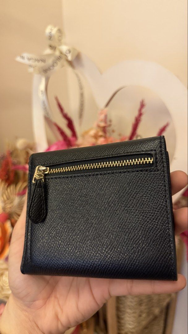 Coach bifold wallet (Category: Luxury Bags & Wallets) located in Naga. Submitted by thriftntr (Listing ID 1442342640, Image 3). Description: C🅾️🅰️ch | 2,800 *consigned item* Flap card case Crossgrain leather Goldtone hardwares Clean Minimal signs of use Still good as new With orig dustbag Rank A Disclaimer : We are not affiliated or associated with any brand featured in this post. All products, names, brands and logos are owned by their respect
