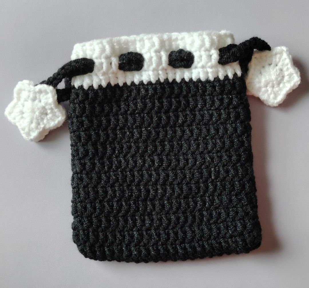 Crochet Pouch (Category: Purses & Pouches) located in Baguio. Submitted by rivsuga (Listing ID 1442205445, Image 1). Description: — Beginners work — have different colors with the same design: black, violet, sky blue, red — pf + sf is shouldered by buyer.
