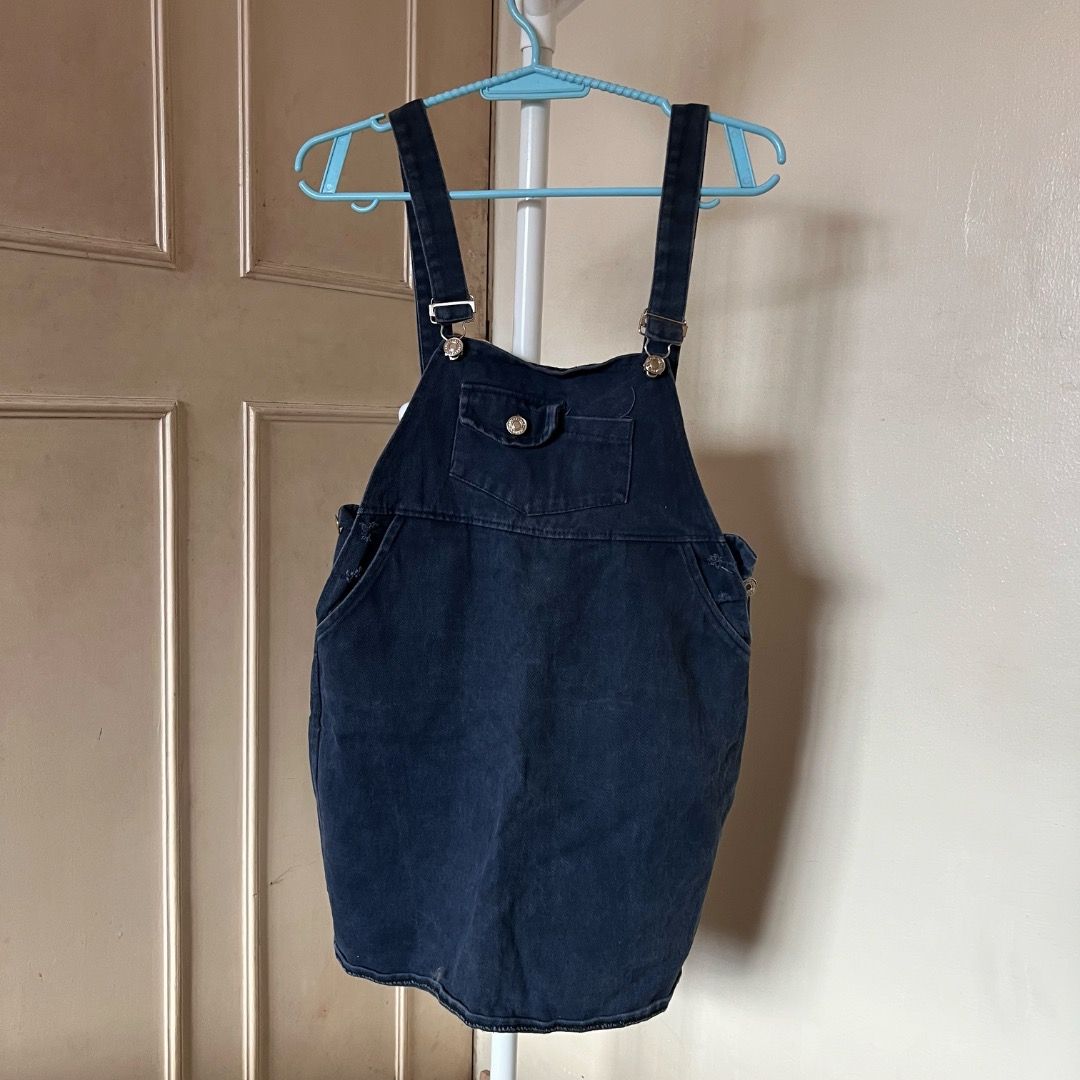 Denim Overall Dress with Pockets (Category: Dresses) located in Quezon City. Submitted by magzteroo (Listing ID 1442239881, Image 1). Description: Denim Overall Dress ✨ Dark wash ✨ Adjsutable straps ✨ Pockets on front bib ✨ Sturdy, durable fabric 💰: Php 350 💸: GCash, GoTyme, Maya, COD 🛵: Lalamove, GrabExpress, GGX.