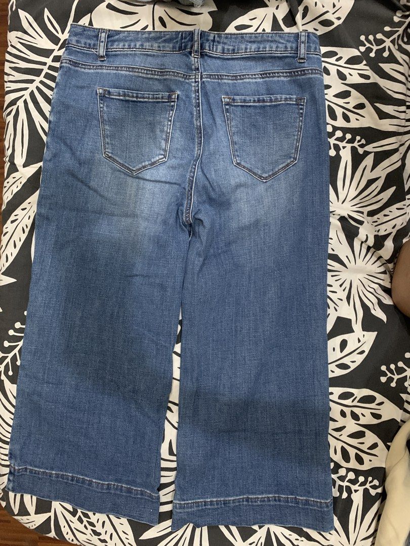 Denim Wide Leg Cropped Jeans (Category: Jeans) located in Manila. Submitted by cheerryyb (Listing ID 1442245887, Image 2). Description: - Blue denim jeans - Wide leg, cropped cut - Classic five-pocket styling - Button and zip fly closure - Comfortable for everyday wear - Wardrobe staple.