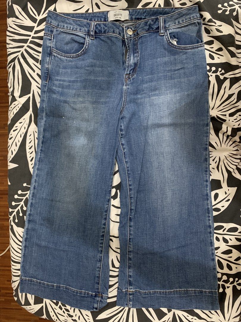 Denim Wide Leg Cropped Jeans (Category: Jeans) located in Manila. Submitted by cheerryyb (Listing ID 1442245887, Image 1). Description: - Blue denim jeans - Wide leg, cropped cut - Classic five-pocket styling - Button and zip fly closure - Comfortable for everyday wear - Wardrobe staple.