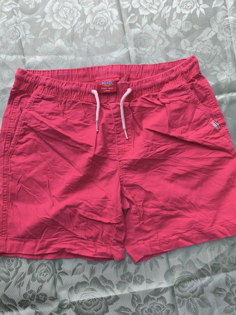 Dickies Pink Elastic Waist Drawstring Shorts Size L (Category: Shorts) located in Akbar. Submitted by gabriieeel (Listing ID 1442238683, Image 1). Description: - Pink Dickies shorts - Size L - Elastic waistband with drawstring - Two side pockets - Made in Vietnam - Ideal for casual wear or lounging.