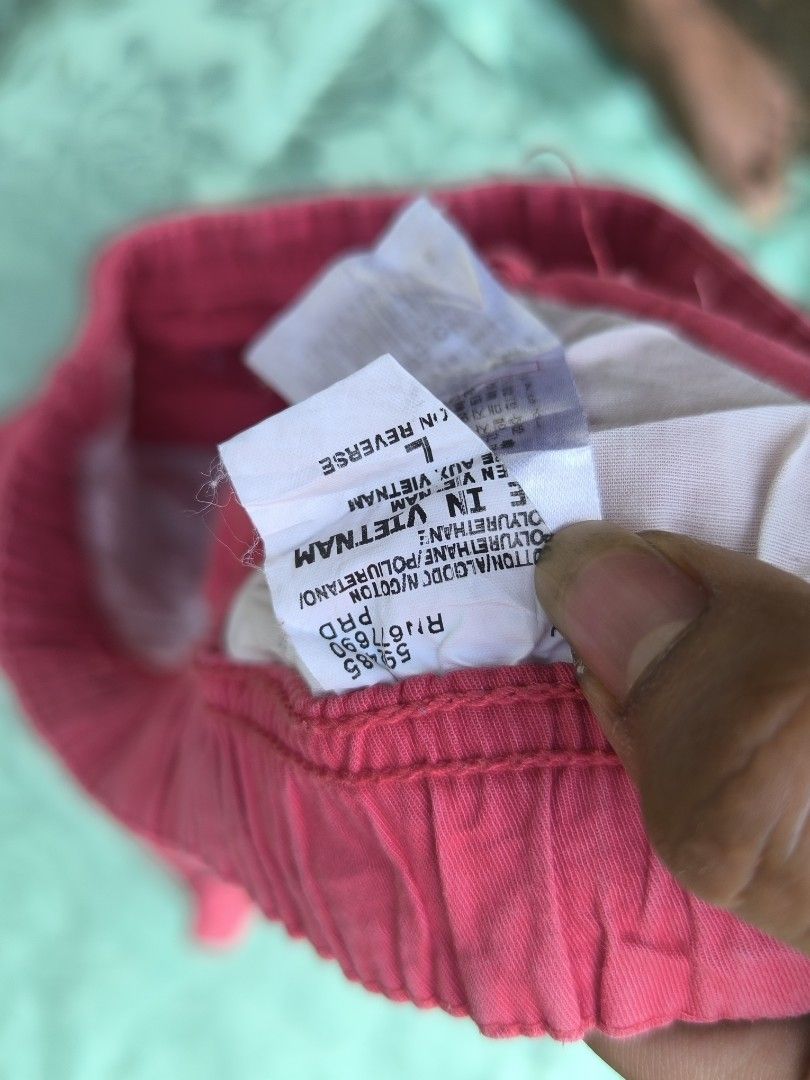 Dickies Pink Elastic Waist Drawstring Shorts Size L (Category: Shorts) located in Akbar. Submitted by gabriieeel (Listing ID 1442238683, Image 2). Description: - Pink Dickies shorts - Size L - Elastic waistband with drawstring - Two side pockets - Made in Vietnam - Ideal for casual wear or lounging.